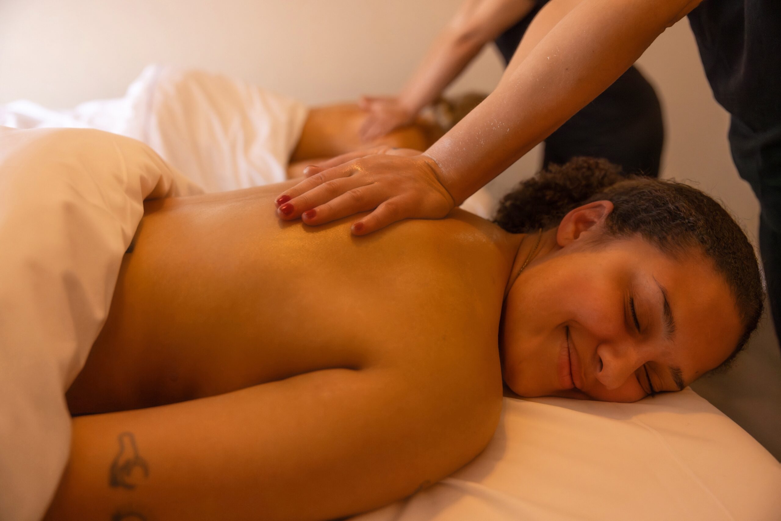 2 veninder får massage sammen